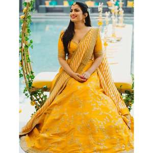 Lehenga Choli de Seda de Morera Bordado en Amarillo para Boda - Product Image 5
