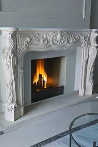 Chimenea Moderna de Mármol Blanco Sólido con Tallado Floral Ornamental, Independiente para Sala de Estar, Uso Interior - Product Image 3