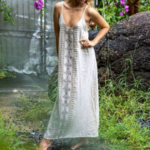 Robe longue élégante style bohème pour femme, sans manches, col en V, avec détails brodés, fluide, pour l'été, la plage et les vacances - Product Image 1