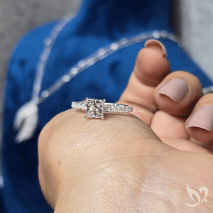 Anillo de compromiso de oro macizo de 10K con halo oculto y diamante de laboratorio de corte princesa de 1 quilate - Product Image 5