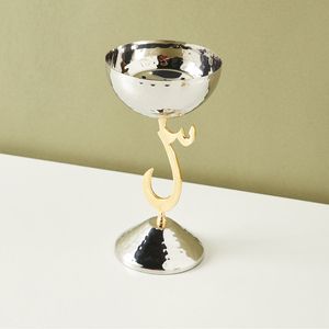 Esta taza plateada presenta un soporte caligráfico dorado único que combina un diseño elegante con una pieza decorativa llamativa. - Product Image 6