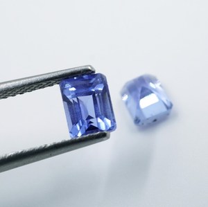 พลอยไพลินสีน้ำเงินสังเคราะห์ทรงหยดน้ำเจียระไนจาก HAYAAT GEMS (2.10 กะรัต) (2 เม็ด) สำหรับทำเครื่องประดับ แหล่งกำเนิดราชสถาน - Product Image 3