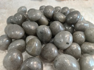 Piedra de labradorita blanca pulida con tonos perlados, superficie lisa y pulida, forma redondeada, textura reflectante subtil para mineral. - Product Image 3