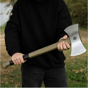 Hache de combat médiévale viking de haute qualité avec manche en bois texturé long et revêtement en cuir croisé, et housse de tête d'hache fonctionnelle pour la chasse - Product Image 3
