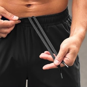 Shorts de sport noirs pour homme avec logo personnalisé, séchage rapide, cordon de serrage à la taille et poches latérales - Product Image 4