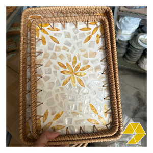 Bandeja de ratán con incrustaciones de nácar hecha a mano en Vietnam para decoración del hogar, exhibiciones de hoteles y colecciones de regalos para boutiques. - Product Image 1