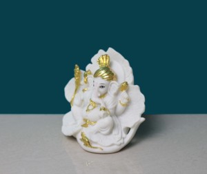 Statue de Ganesha en résine blanche élégante avec accents dorés, artisanat Nirmala |   Figurine Art Déco faite à la main pour la maison, le bureau ou le temple - Product Image 5