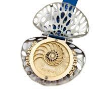 Médaille de sport personnalisée en gros pour marathon, avec logo sur mesure, en métal moulé, gravure laser et impression typographique