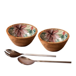 Ensemble de saladiers en bois faits à la main avec intérieur en émail floral et serveurs en métal, parfait pour servir les repas et la décoration de la maison - Product Image 1