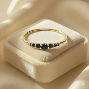 Anillo Delicado con Bisel de Ónix Negro Natural de Diseño Único, Plata de Ley 925, Anillo de Compromiso Minimalista, Regalo de Joyería - Product Image 1