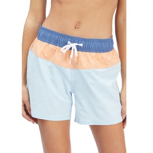 Shorts de sport écologiques pour femmes en polyester, à blocs de couleur, taille mi-haute, avec cordon de serrage et ceinture élastique - Product Image 1