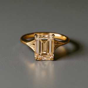 Bague solitaire luxueuse en or massif 14 carats avec diamant de laboratoire taille émeraude pour femme, bijou raffiné, cadeau idéal pour votre partenaire - Product Image 1