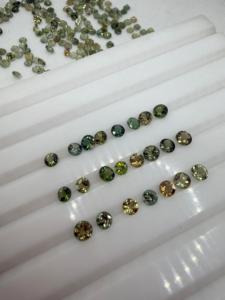 Lot de 66 pierres précieuses naturelles de tourmaline verte facettées de 4-5 mm, effet de couleur/feu, sans trou, achetez maintenant, prix de gros, pour la création de bijoux - Product Image 1