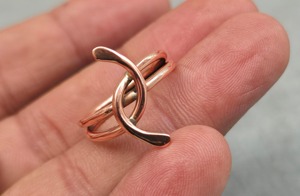 Bague en cuivre artisanale au design moderne, forme personnalisée, finition polie, design unique pour femme, cadeau de mariage - Product Image 2