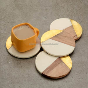 Juego de Posavasos de Resina y Madera de Lujo para Accesorios de Cocina con Cubierta de Latón para Mesa y Taza de Café - Product Image 1