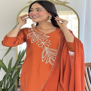 VASTRA COTTAGE Kurta Bordada Tesla con Pantalón y Dupatta de Encaje Chanderi Naranja, Atuendo Étnico Cosido para Mujer - Product Image 2