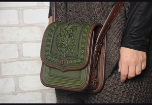 Sac à bandoulière léger en cuir véritable brodé, style vintage et tendance, avec rabat et sangle unique, collection Automne/Hiver 2026 - Product Image 6