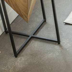 Mesa auxiliar Vandana Lyra Arista de madera de acacia y metal - Product Image 3