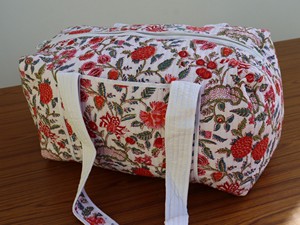 Bolsa de lona acolchada de algodón hecha a mano, ligera, con interior espacioso, construcción duradera, elegante estampado de bloques, ideal para viajes. - Product Image 2