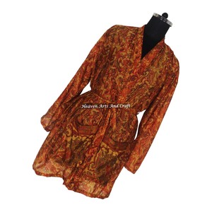 KS010 Kimono Corto de Seda Bohemio Vintage, Estilo Boho Gitano, Hecho con Seda de Sari Reciclada, Túnica Corta, Ropa de Dormir para Mujer - Product Image 6