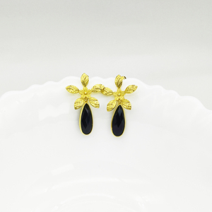 Pendientes de botón con diseño de flor y piedra de ónix negro en forma de lágrima, chapados en oro vermeil. |   Joyería Hecha a Mano en Plata de Ley 925 - Product Image 1