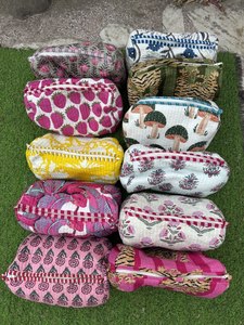 Ensemble de 3 trousses de maquillage matelassées en coton à motifs floraux, pochettes de voyage pour cosmétiques, sacs organisateurs bohèmes faits à la main avec fermeture éclair - Product Image 2