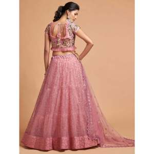 Elegante Lehenga Choli Rosa Bordado en Tela de Red para Tallas Grandes, Ideal para Compromisos - Product Image 3