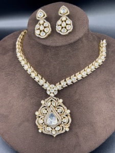 Ensemble de bijoux en argent plaqué or 18 carats Amaira Jewels, collier et boucles d'oreilles avec cristaux en forme de poire, style classique pour femmes, mariage - Product Image 4