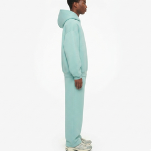 Ensemble de survêtement personnalisé en molleton de coton épais pour homme, comprenant un sweat à capuche oversize et un pantalon de survêtement à jambes larges, style streetwear, modèle vierge - Product Image 3