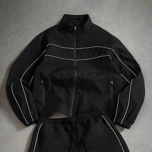 Ensemble coupe-vent noir personnalisé 2026 pour homme : veste zippée à col montant et pantalon de jogging avec passepoil contrastant – Tenue de sport - Product Image 4