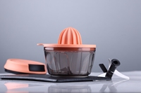 Innovatieve Chop N' Juicy 2-in-1 handmatige, heavy-duty voedselhakker en citruspers met roestvrijstalen messen en voedselveilige kunststof onderdelen.