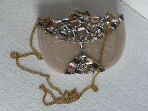 Bolso de Mano Ecológico de Lujo Adornado con Resina |   Bolso de noche clásico de moda con perlas y cristales |   Bolso de mano para bodas y fiestas - Product Image 5