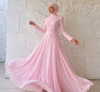 Robe de soirée hijab rose |   Robe de soirée modeste à col montant et manches longues, longueur ras du sol |   Applique florale 3D sophistiquée droite