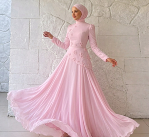 Vestido de noche rosa con hiyab |   Vestido Formal Modesto de Manga Larga y Cuello Alto |   Vestido de Gala Sofisticado con Apliques Florales en 3D - Product Image 2