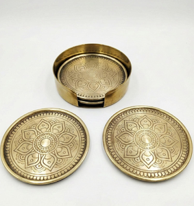 Ensemble de sous-verres en laiton avec support, orné de motifs de pétales de mandala gravés de manière complexe, disponible à prix de gros. - Product Image 1