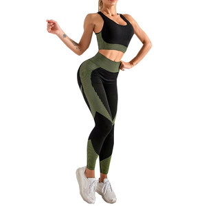 Ensemble de yoga de haute qualité avec tissu doux et design respirant pour l'entraînement et le sport, offrant une coupe flexible et une utilisation durable. - Product Image 1