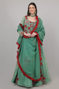 Lehenga Choli de Diseñador para Mujer con Cuentas de Flores Rojas, Adornos de Dana y Perlas, Prenda Moderna para Celebraciones - Product Image 2