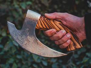 Hache à pizza artisanale en acier Damas Viking, manche en bois personnalisé, qualité industrielle, personnalisable, OEM, pour usage quotidien, coupe-viande, garantie 3 ans - Product Image 6