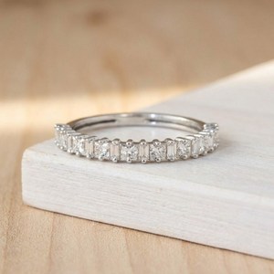 Anillo de Boda Elegante para Ella con Diamantes Cultivados en Laboratorio de Corte Baguette y Princesa, Color E VVS, Oro Sólido de 10K, 14K, 18K, Media Eternidad - Product Image 2