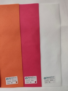 Rollo de tela no tejida de polipropileno (PP) spunbond rojo de 50 GSM, material de polipropileno ligero y ecológico para bolsas de compras y embalaje. - Product Image 4