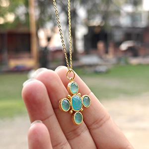 Collier pendentif croix en quartz améthyste violette délicat, bijoux spirituels, métal texturé, chaîne en laiton plaqué or 18 carats. - Product Image 4