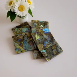 Posavasos de Labradorita, Piedra Preciosa Natural de Feldespato |   Juego de Posavasos Prism Sheen |   Elegante Regalo de Decoración para el Hogar |   Iridisancia Azul-Verde - Product Image 3