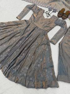 Ensemble de robe Anarkali grise pour femmes, confectionnée par des designers, avec dupatta, broderie florale riche, tenue ethnique indienne et pakistanaise pour mariage et fêtes. - Product Image 2