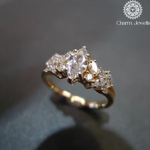 แหวนเพชรโมอิสซาไนต์ชุบทองคำสีกุหลาบสำหรับผู้หญิงจาก Charm_Jewells ดีไซน์รูปดอกไม้เจียระไนแบบบริลเลียนต์ ประดับเพชรสามเม็ด ตัวเรือนแบบหนามเตย แหวนหมั้น ได้รับการรับรองจาก IGI - Product Image 6