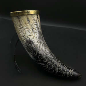 Corne à boire viking artisanale en corne de bœuf, avec bordure en laiton, support en fer, gravure florale polie à la main, forme naturelle, écologique - Product Image 3
