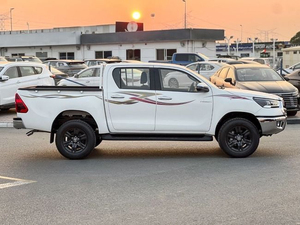 NUEVO TOYOTA HILUX SR5 2026, TRANSMISIÓN MANUAL, DOBLE CABINA, 4 PUERTAS, MOTOR DIÉSEL 4.1-6L TURBO, FAROS LED, R20 IZQUIERDO, Cuero Oscuro - Product Image 3