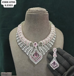 Magnifique ensemble collier et boucles d'oreilles de mariée AD, parure de collier statement en diamants américains de style royal, fournisseur de bijoux pour réceptions de mariage - Product Image 3
