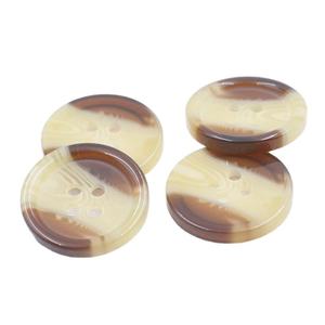 Botones de cuerno de buey y vaca, los más vendidos, utilizados para chaquetas y pantalones de traje donde se desea un aspecto natural, mate o pulido. - Product Image 1