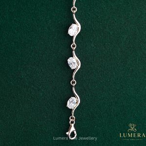 Bracelet de luxe ovale en diamant de laboratoire plaqué or pour femme, avec pierres étincelantes et design unique à maillons ondulés - Product Image 2