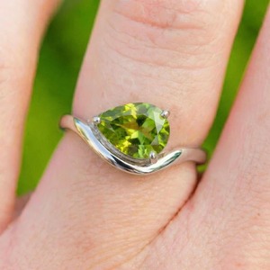 Anillo de Plata de Ley con Peridoto Natural en Engaste de Bisel Cristiano, Diseño Bypass, Piedra de Nacimiento de Agosto, Regalo Delicado de Cumpleaños para Ella - Product Image 4